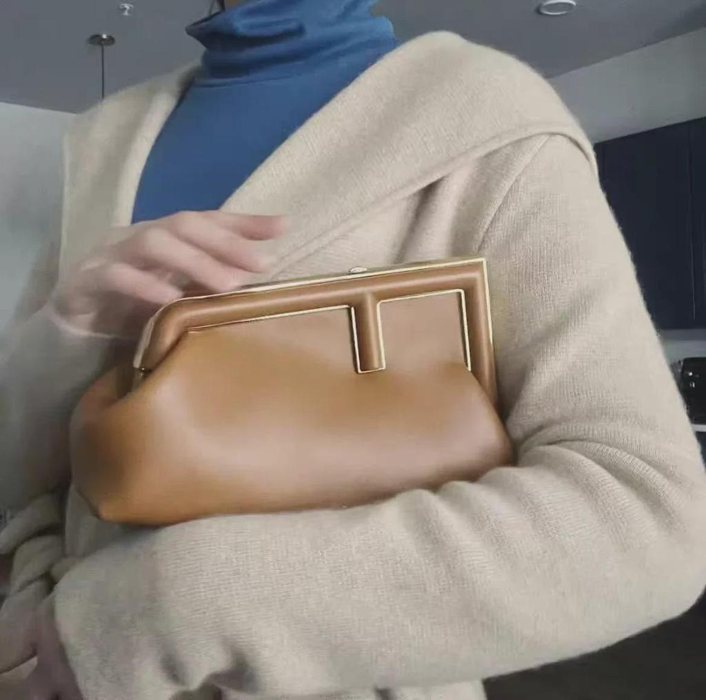 2023 Hovězí kůže Cloud Kabelka přes rameno a do ruky - Pravá kůže Crossbody Dámská taška ve tvaru knedlíku