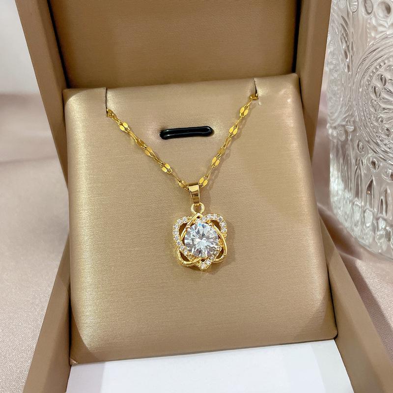 **Lively Women's Necklace: Titanium Steel & Gold-Plated Copper Clavicle Chain**