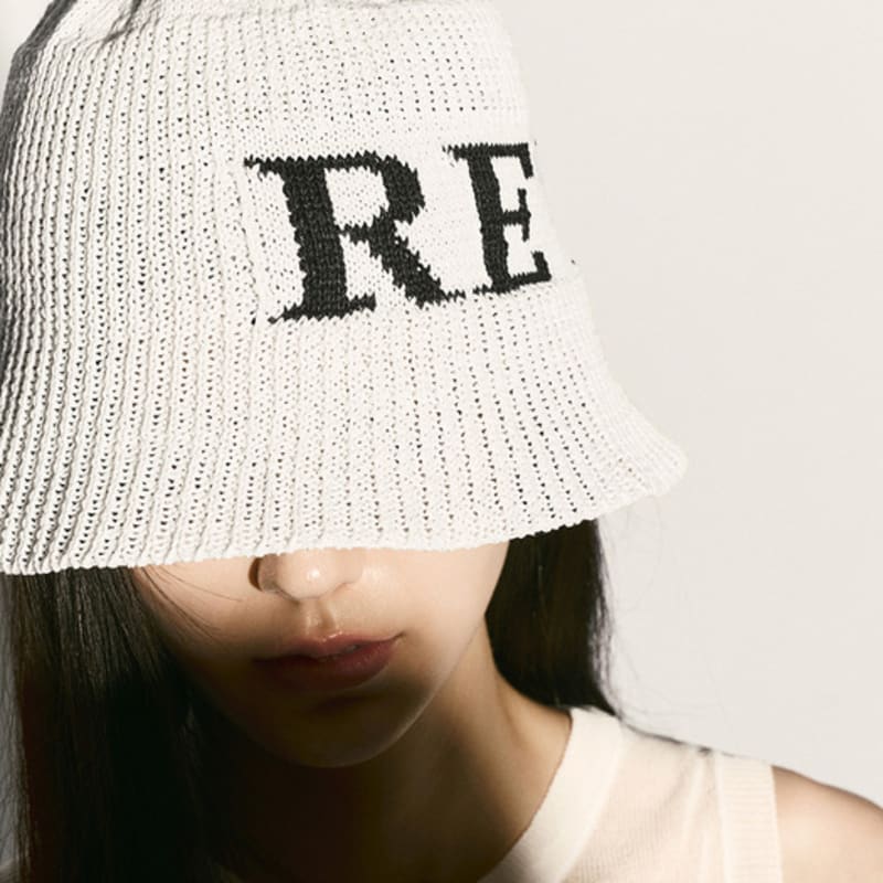 RE RHEE LOGO BUCKET HAT IVORY