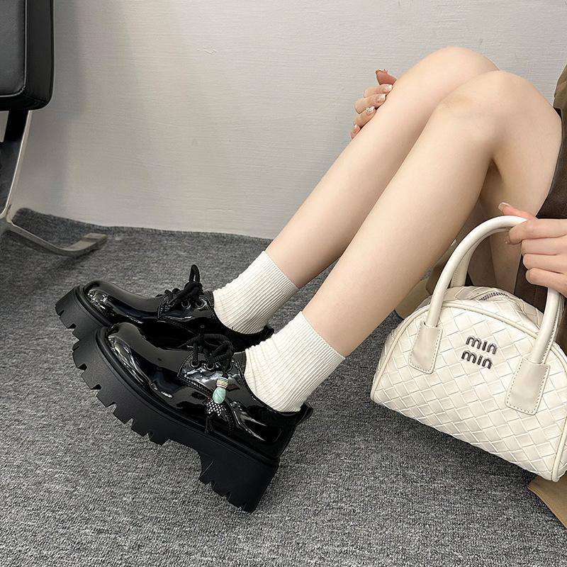 

Женские лоферы на платформе 2025 осень новые черные в британском стиле маленькие кожаные туфли женские увеличение роста универсальные расшитые бисером jk одинарные туфли 39