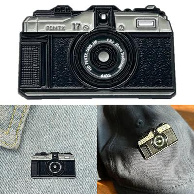 Broche en forme d'appareil photo argenté élégant Bijou pour vêtements Accessoires de mode Convient aux femmes et aux filles à la mode Cadeau