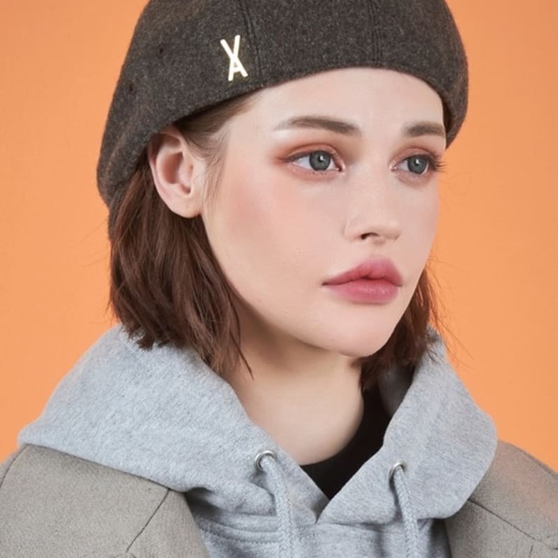 

VARZAR Ретро шерстяной берет с логотипом-шипом коричневый FREE