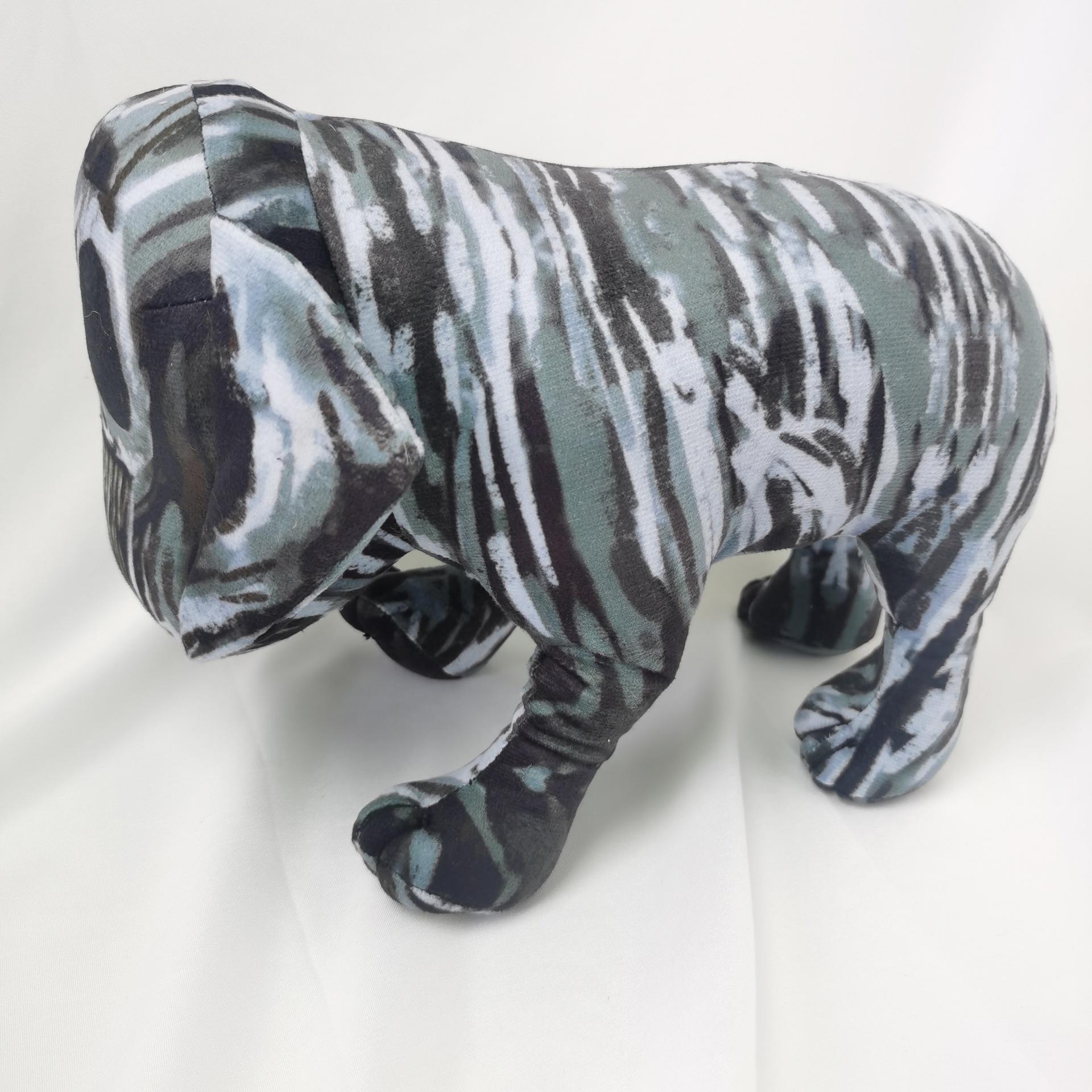 

Плюшевая кукла, окружающая плюшевую куклу As shown in the picture