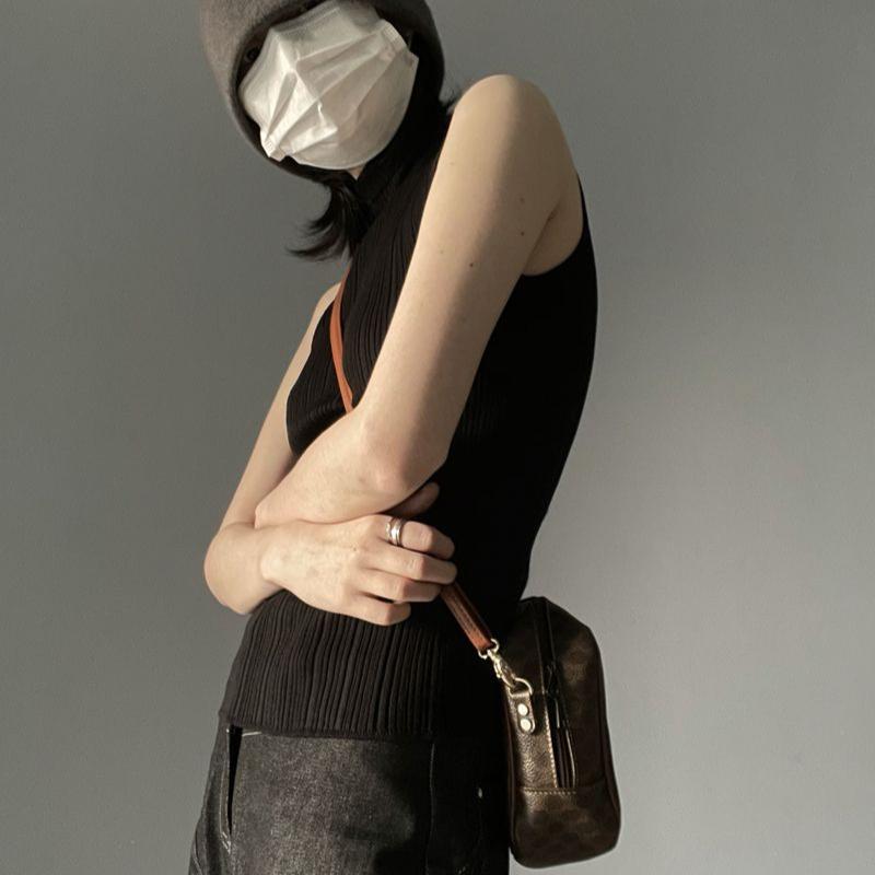 Dámský letní zeštíhlující univerzální pletený top bez rukávů s polopřiléhavým střihem a středně vysokým výstřihem