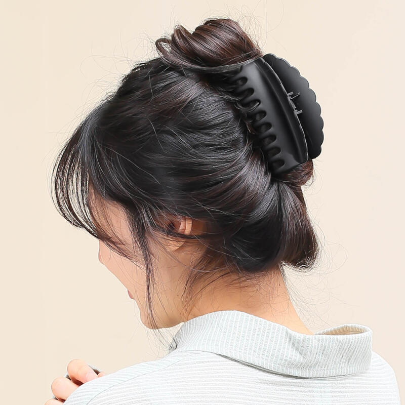 Matte Wave Updo Hair Clip (Black)