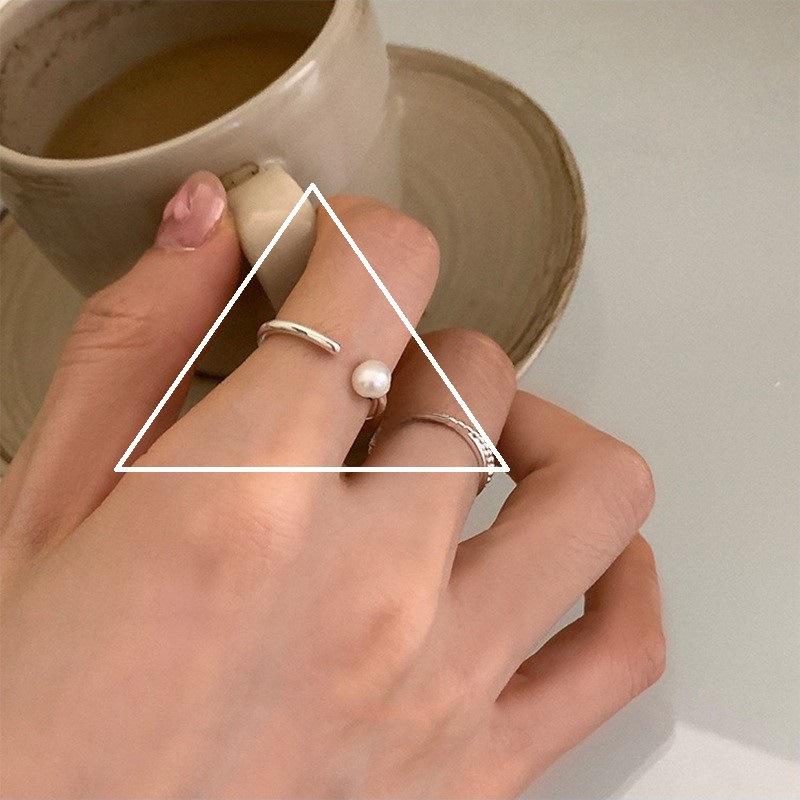 Dongdaemuns minimalistiske vridningsring og zirkonarmbåndssett for kvinner
