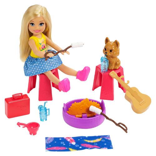Barbie [Nur online] Chelsea und eine lustige Campinggitarre und ein Set süßer Autos und Anhänger (mit Puppe) [Anziehpuppe] [ab 3 Jahren] FXG90