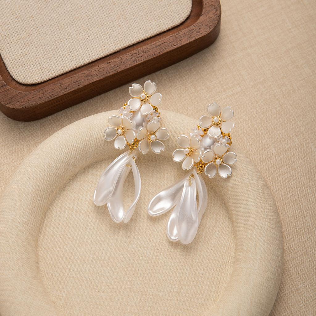 Mori Petal Resin White Flower Fringed Earrings Light Luxury High-End Earrings Atmosphere Ear Clips