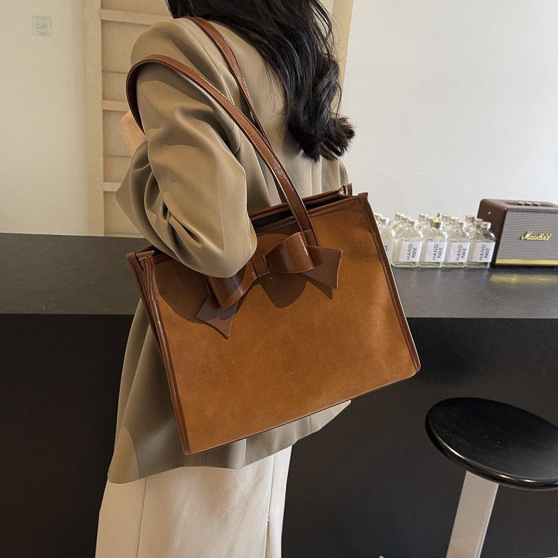 

Зовнішнє замовлення, осінь і зима, популярна жіноча нова універсальна шкіряна оксамитова сумка через плече 2024 року, велика місткість, тримач для лука, дуже велика сумка коричневий