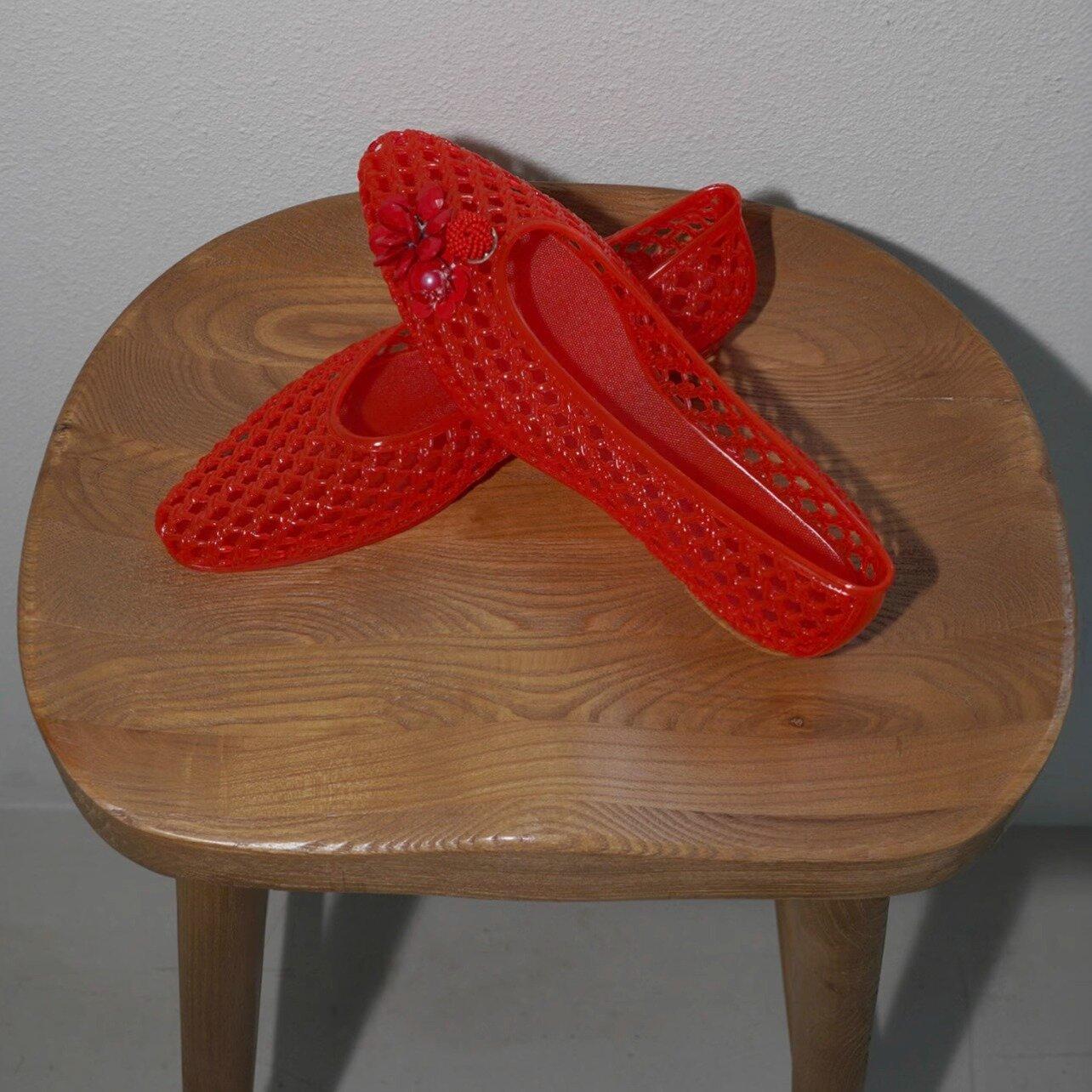 

Niche design Korean crystal jelly shoes pointed tip shallow mouth single shoes women s 2025 spring and summer new mesh flat sandals 40