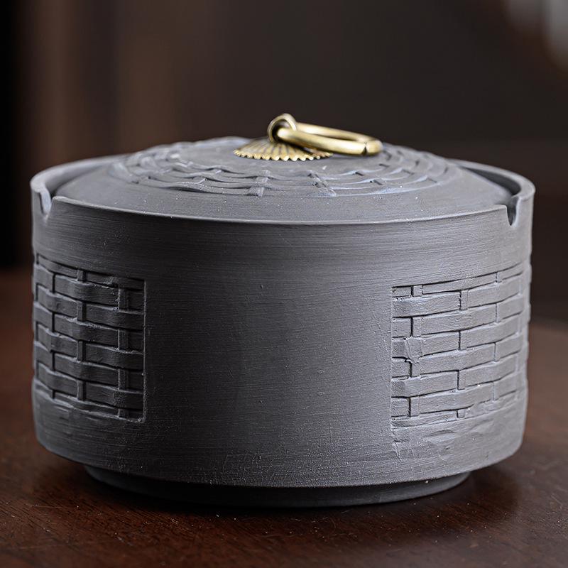 Zisha Ceramic Ashtray with Lid: Medium, Fly-Proof, Retro Home & Office Decor for Extinguishing Cigarettes.