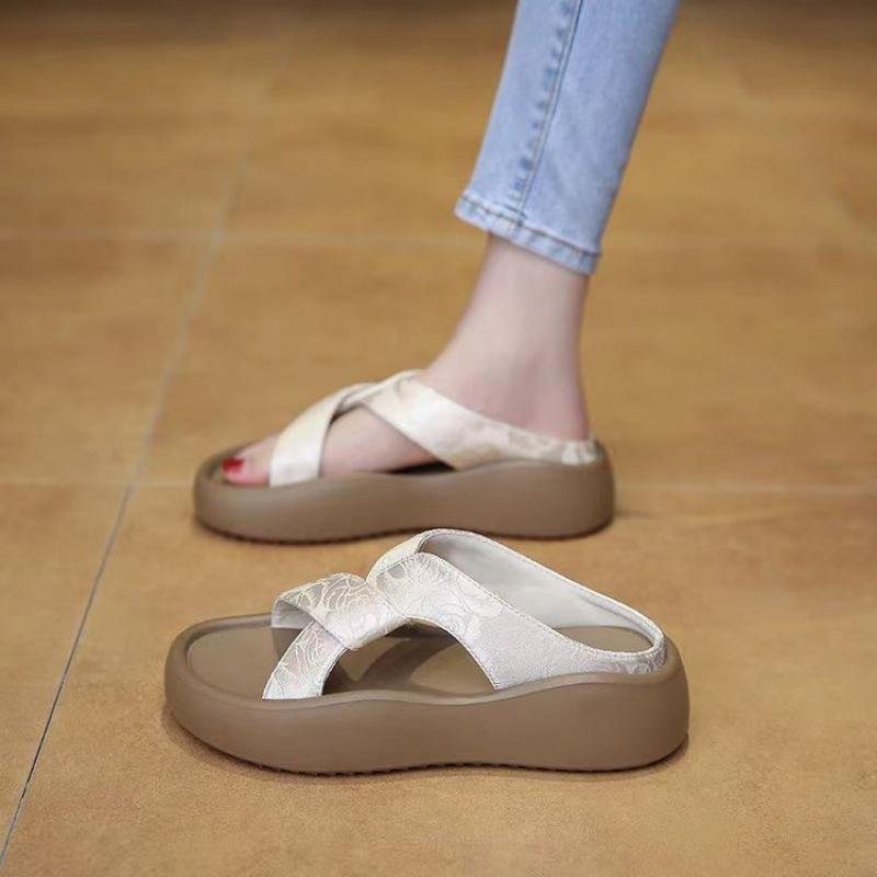 

Тапочки Muffin с толстой подошвой, классные, женская летняя одежда 2025 года, новый национальный стиль с вышивкой на юбке, повседневные, пляжные, одно слово, перетаскивание 35 темно-коричневого