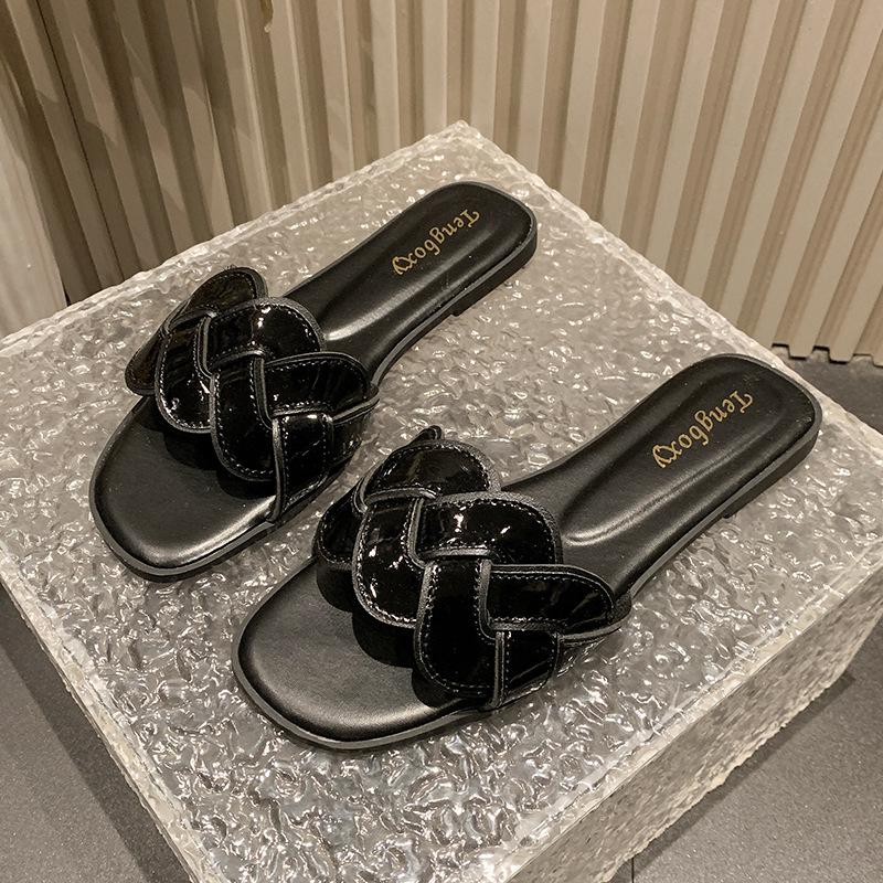 2025 new slippers women's summer wear non-slip flat-bottomed beach soft-soled fashion sandals one-word cool slippers