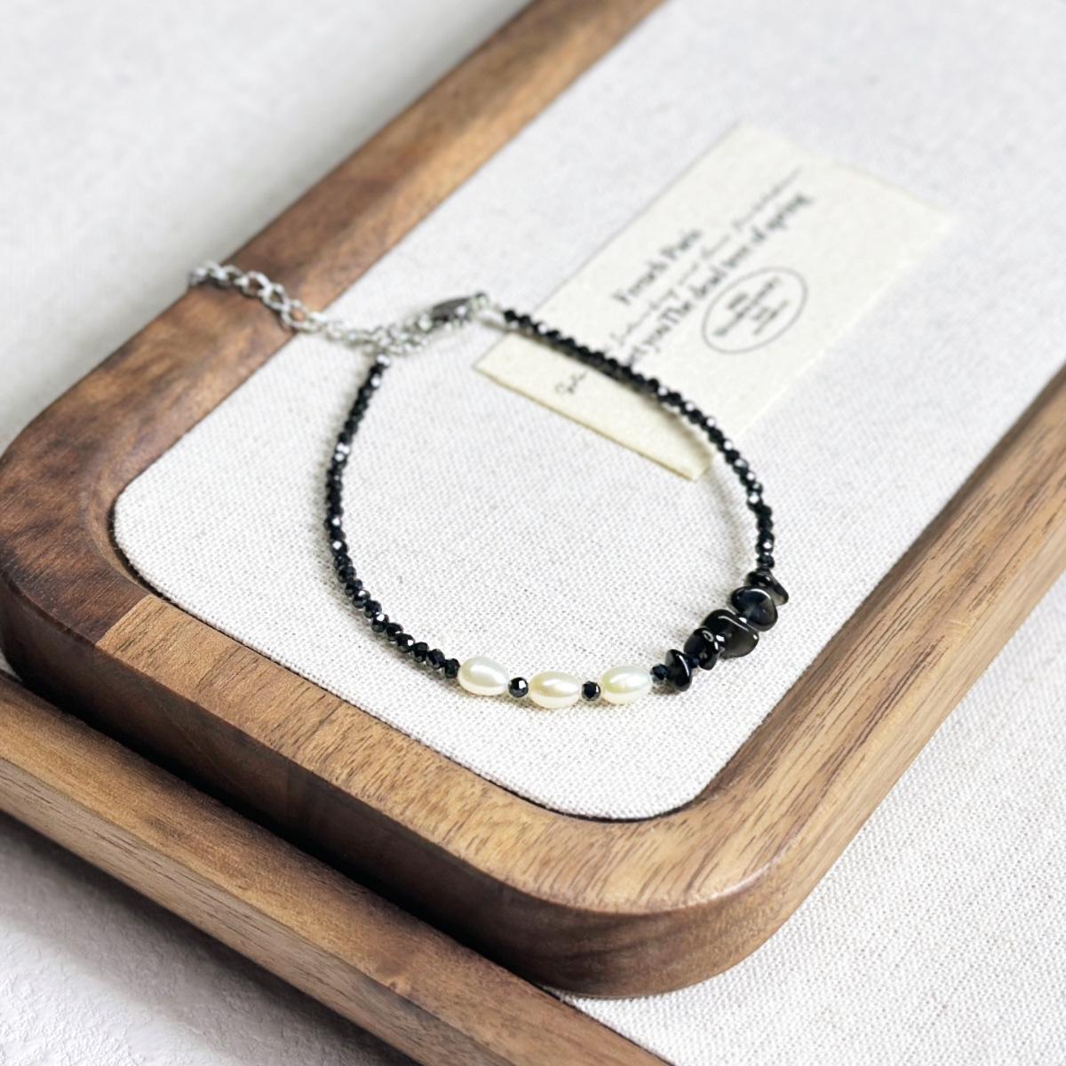 Элегантное колье-кристалл неправильной формы с черным шпинелью и натуральным жемчугом