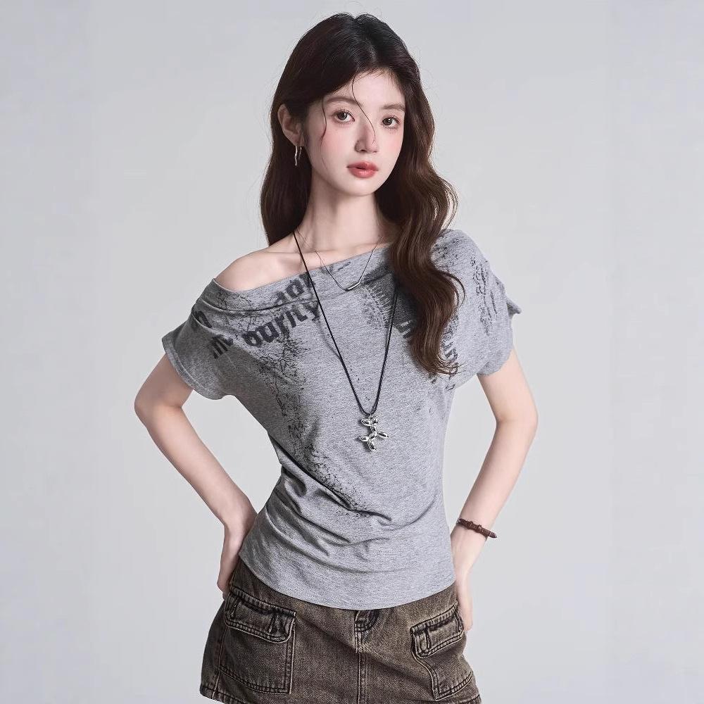 Women's Slim-Fit Spicy Girl One-Shoulder Letter Print Top, Short Sleeve, Fake Two-Piece, Perfect for Summer Commutes.