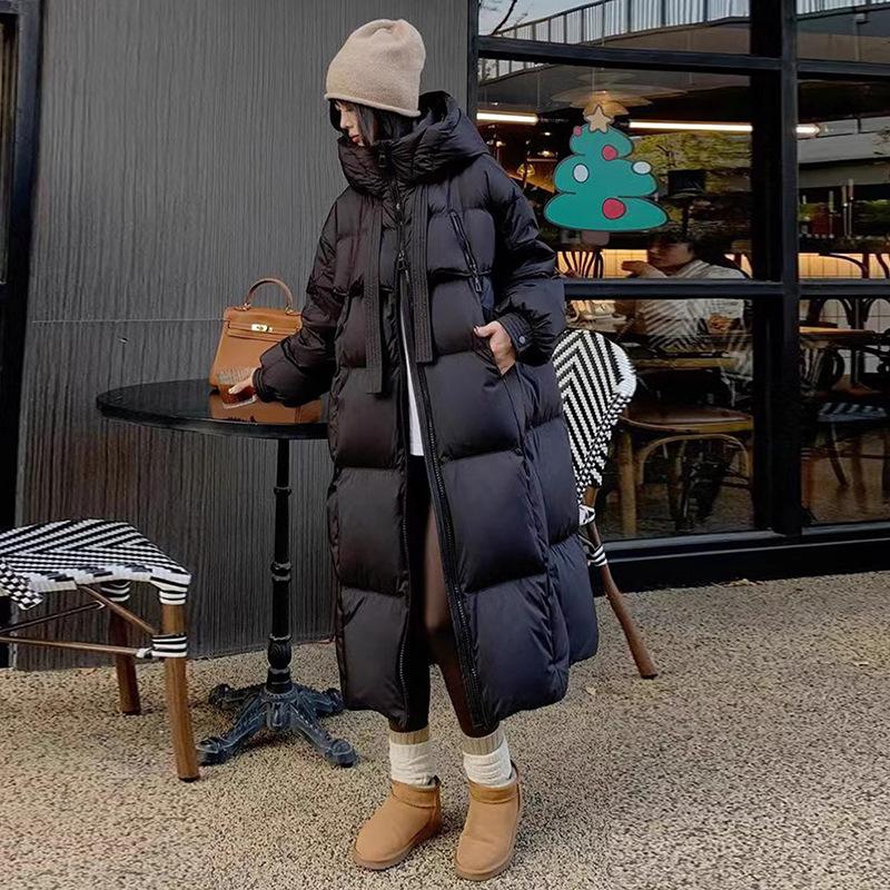 Dámská dlouhá péřová bunda z bílého kachního peří 2025 zima nová módní zateplená s kapucí volná teplá ke kolenům