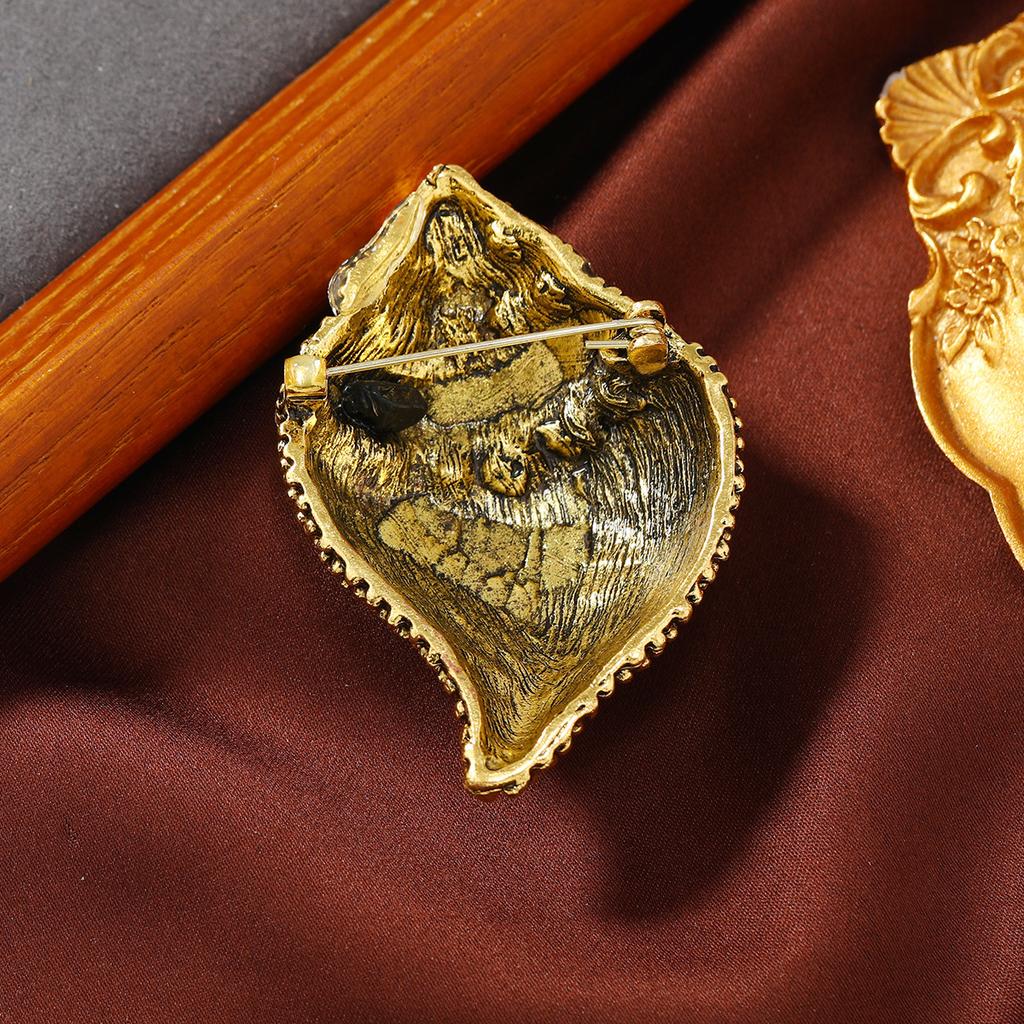 Kreative Antike Galvanisierte Strass Muschel Brosche Damen Retro Metall Mantel Mit Schmuck Korsage