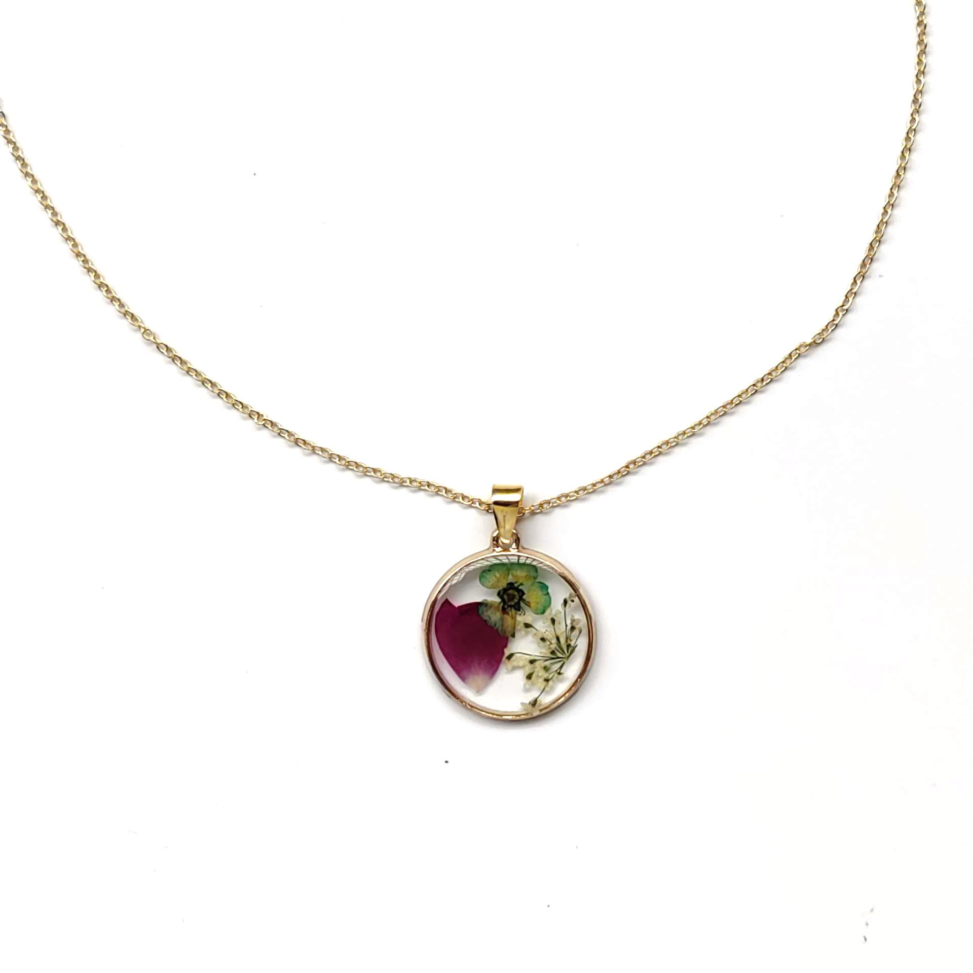 Elegant Four-Leaf Clover Necklace with Preserved Dried Flower Pendant – Fashionable Clavicle and Sweater Chain for Women