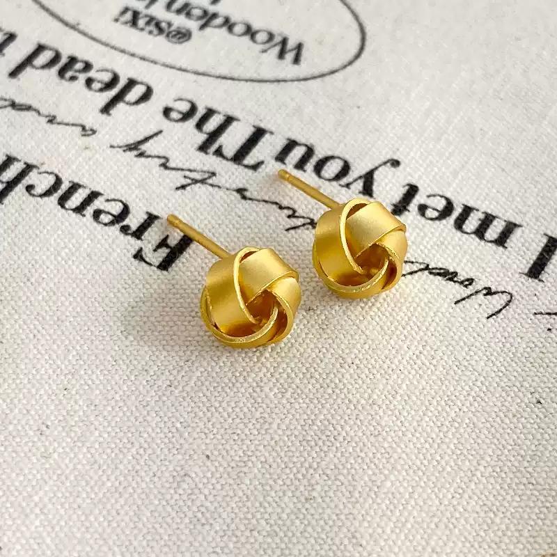 Light Luxury Senior Sense of Simplicity Winding Earrings Retro Compact Matte Gold Exquisite Unique Niche Vintage Ladies Accessories Elegant Jewelry