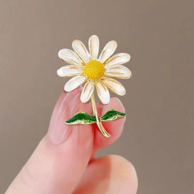 Temperament Enamel Daisy Flower Brooches For Women Girls Delicate Shiny Daisy Flower Lapel Pins  Elegant Floral Badge