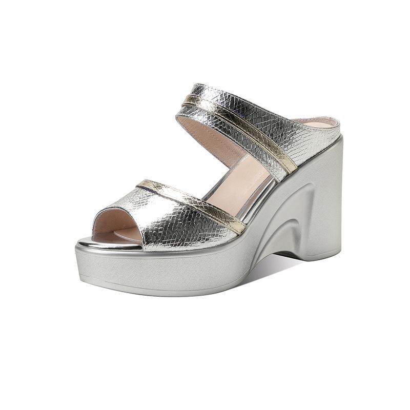 

Factory direct sales slope heel thick bottom leather slippers women s 2025 summer wear one word waterproof table high heel fish mouth sandals 39 серебряный