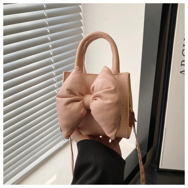 

Милая сумочка с бантом женская 2025 весна на плечо через плечо модная универсальная корейская версия маленькая квадратная сумка с высоким чувством стиля розовый