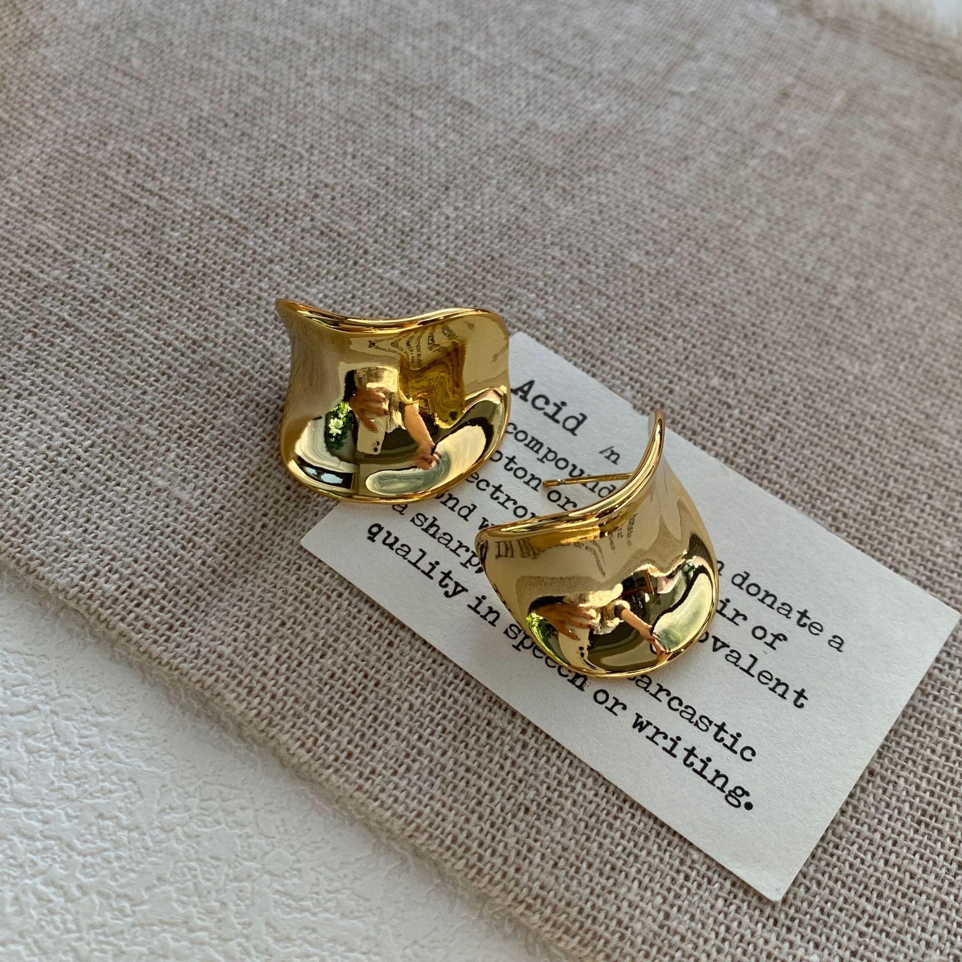 

Премиальная текстура ветра Простые металлические Простая атмосфера Широкая версия Серьги-пусеты Темперамент Холодный ветер Модные серьги