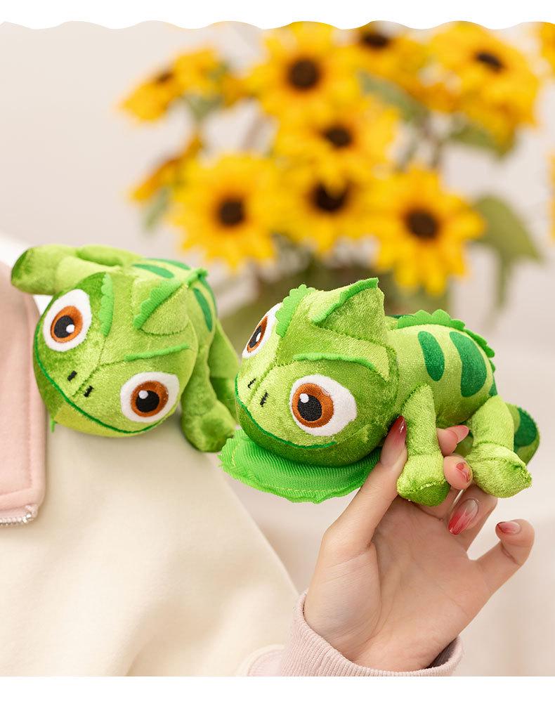 Trendy One-Shoulder Lizard Plush Toy Matching Party Outfit