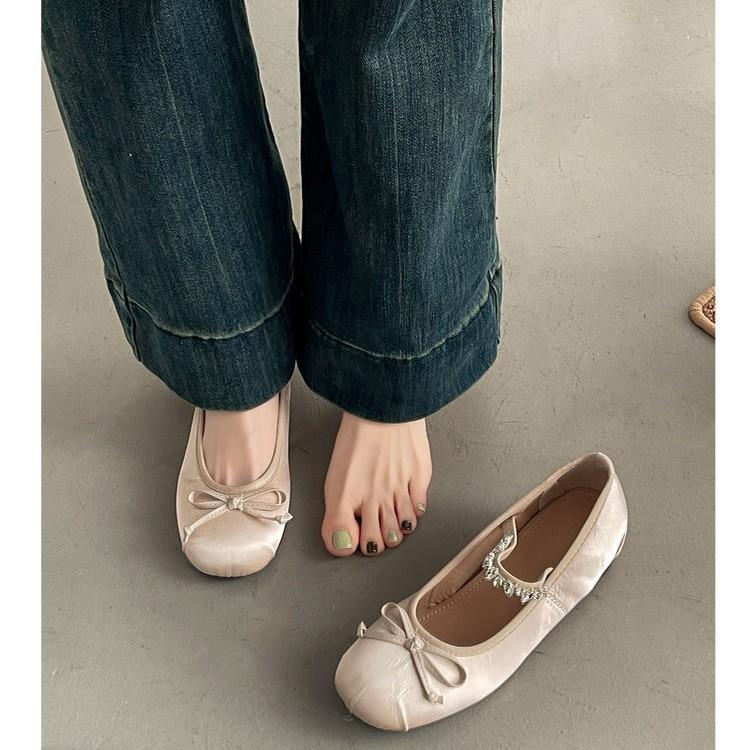 Spring and summer pearl one-word strap single shoes 2026 new French retro temperament bow Mary Jane shoes women