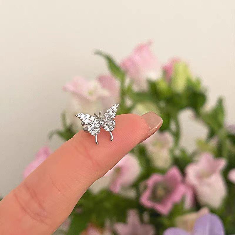 

Серьги и клипсы «Лес бабочек» с микроинкрустацией из циркония 2025 года — простой, компактный дизайн