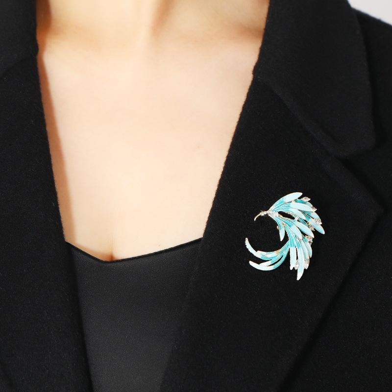 Chinese-style Retro Enamel Brooch with Gradient Diamonds and Elegant Phoenix Feather Brooch
