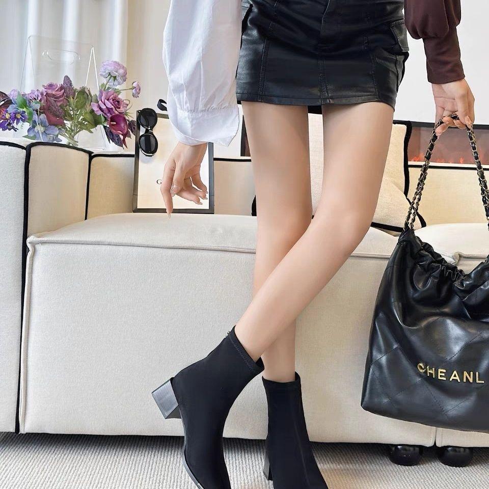 

Мужские замшевые ботильоны с квадратным носком, молнией сзади, массивным средним каблуком и мягкой поверхностью - модные для осени/зимы 2025. 38