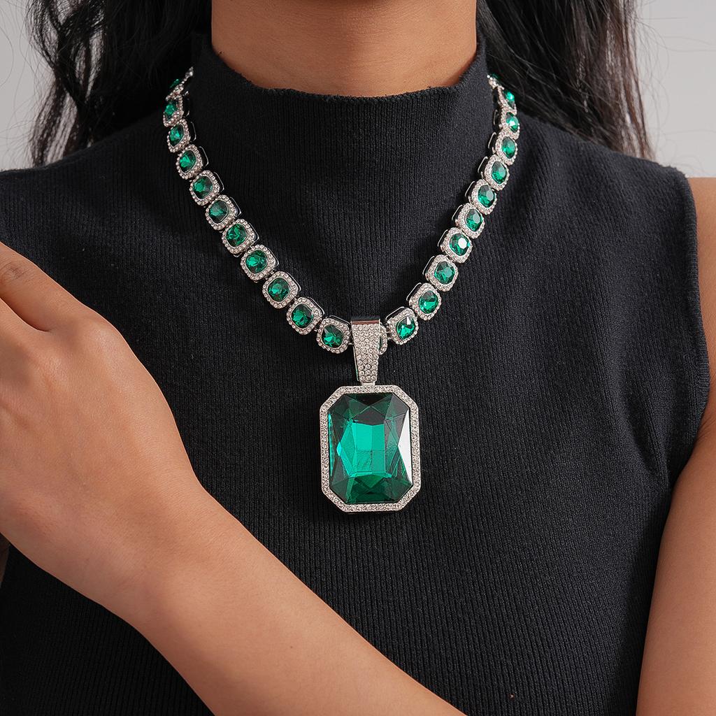 Diamond-encrusted square pendant, buckle necklace, heavy industry court style collarbone chain, light luxury necklace.