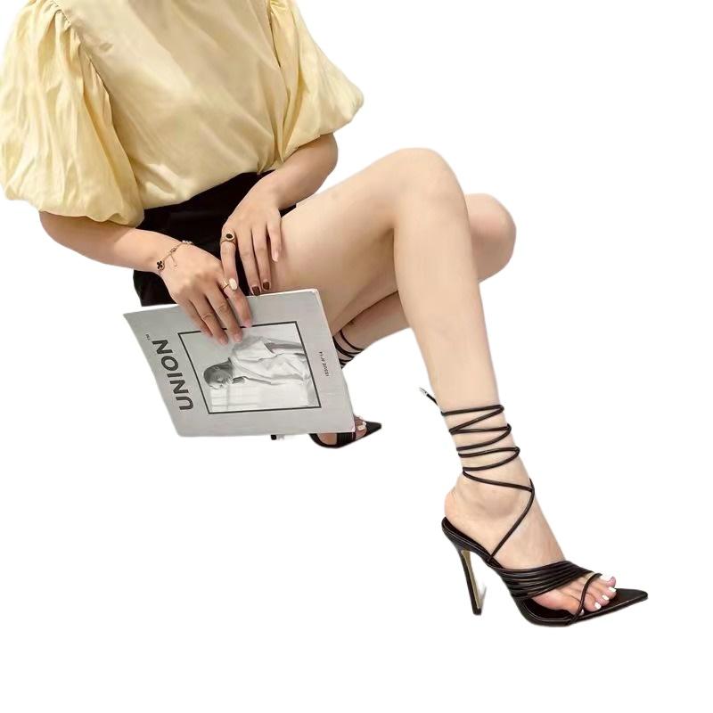 Moda 2024 Novo Verão Europa e América Tamanho Grande Pés Tira Salto Fino Sandálias Femininas Pontudas Moda Salto Alto Plus Size 43