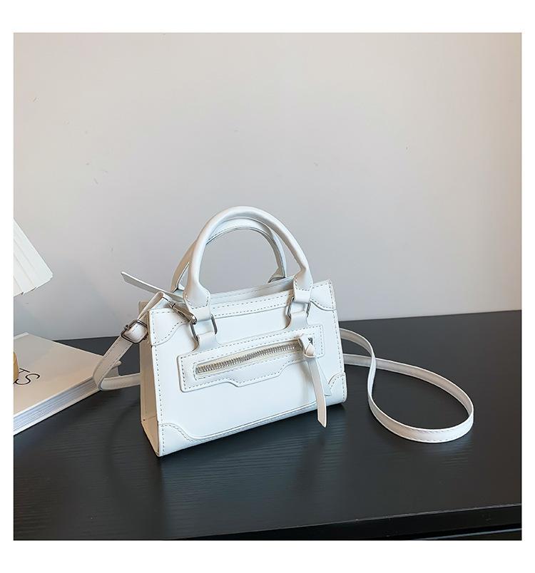 2025 new Korean version popular versatile fashion foreign style shoulder handbag simple casual texture messenger killer bag