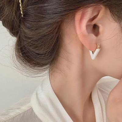 Eleganti Orecchini a Cuore con Smalto Bianco per Donna - Accessorio Moda di Tendenza 2023