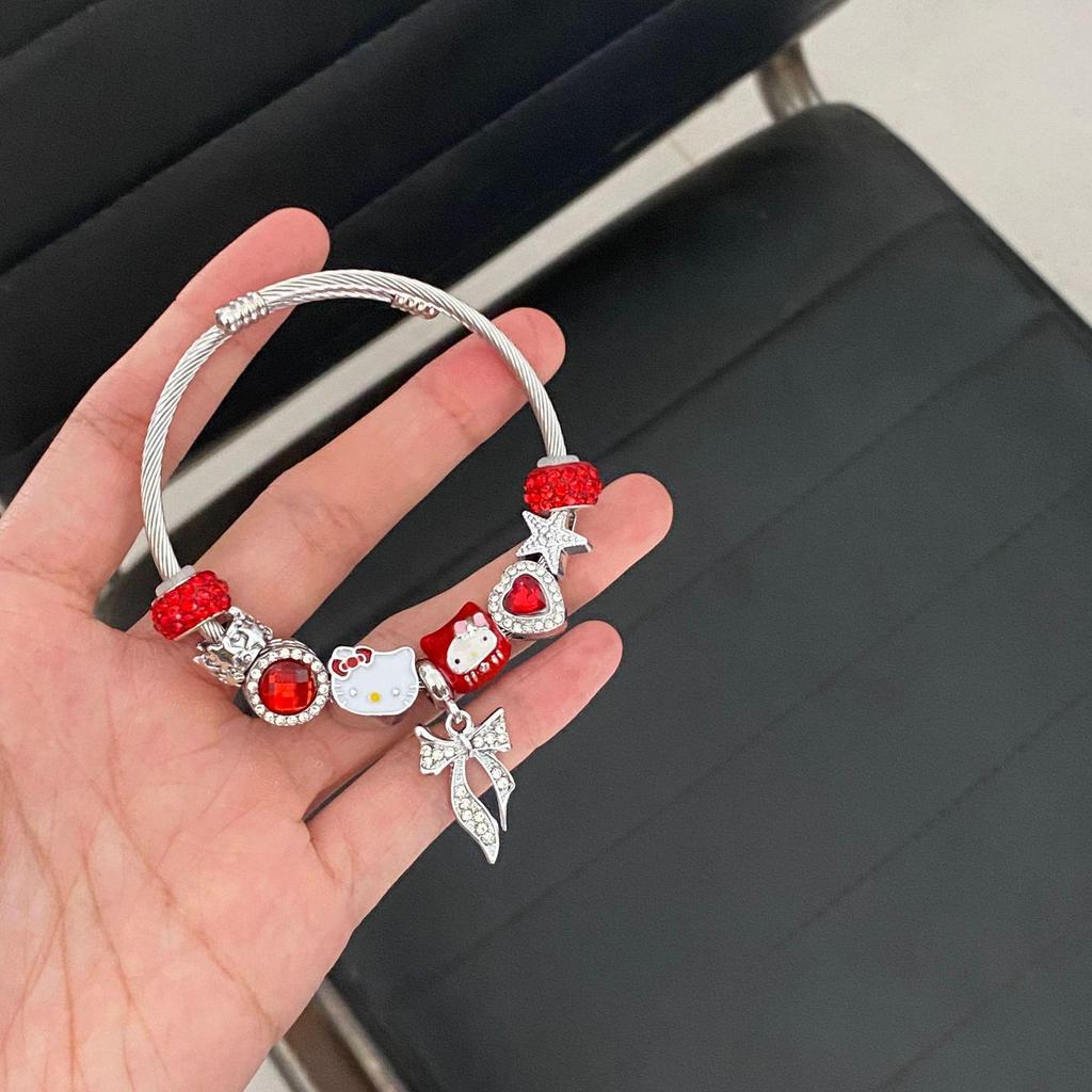 Pan's Kitty Cat Luxury Bracelet: Women's Chic Cartoon Pendant with Exquisite Design.