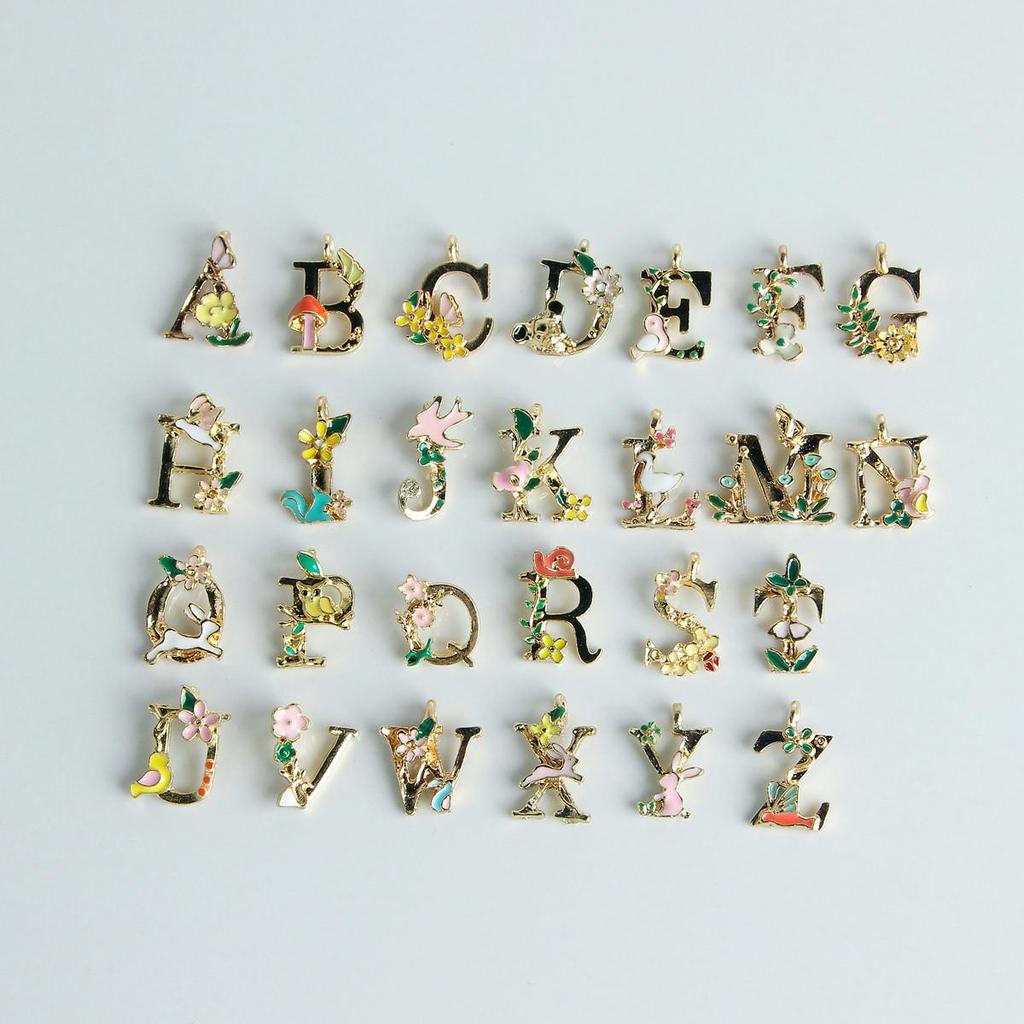 Květinové umění Anglické písmeno Kapkový olej Slitinové přívěsky pro DIY šperky a přívěsky na náramky