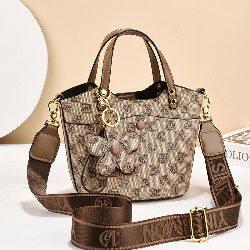 

Bags Fashion Large Capacity Vegetable Basket Bags 2025 New Autumn and Winter Women s Bags Premium Versatile Messenger Bags Portable Tide хаки