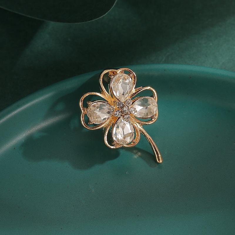 Fashionable Anti-glare Brooch with A High-end and Personalized Diamond-encrusted Four-leaf Clover Collar Needle To Prevent Exposure