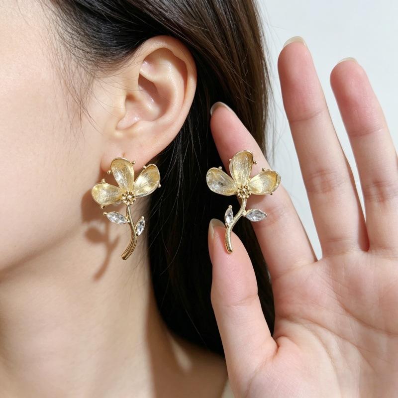 2026 new light luxury synthetic zircon flower earrings female Mori sense Internet celebrity earrings fashion exquisite commuter ear jewelry золотой