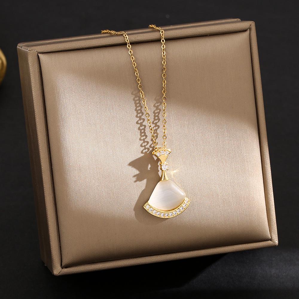Elegante Pingente de Cabacinha com Fecho de Paz de Jade - Corrente para Clavícula em Aço Titânio no Estilo Chinês Retro