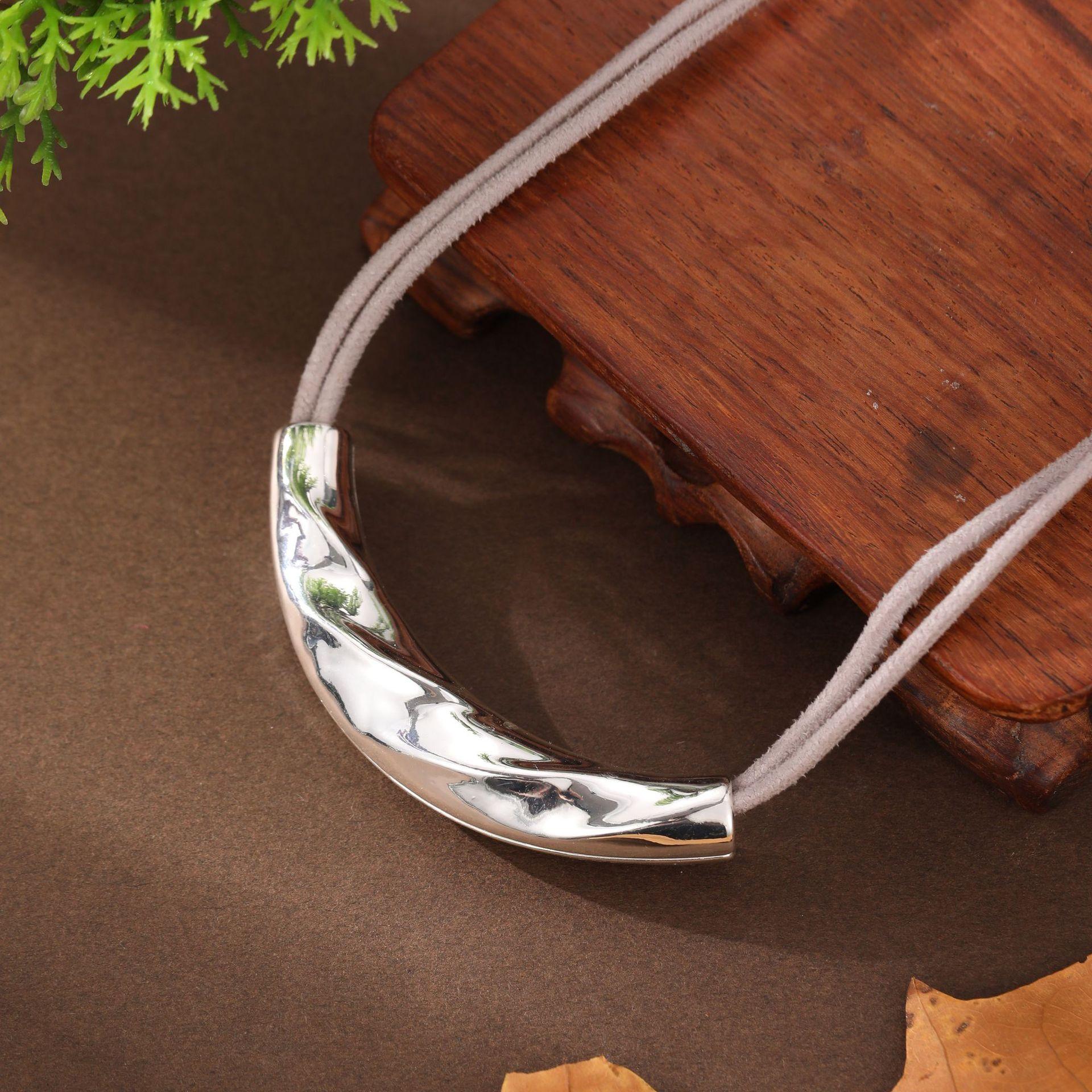 

Новое гладкое ожерелье из кожаного шнурка в виде неправильного полумесяца, женское ретро ожерелье-полумесяц высокого класса