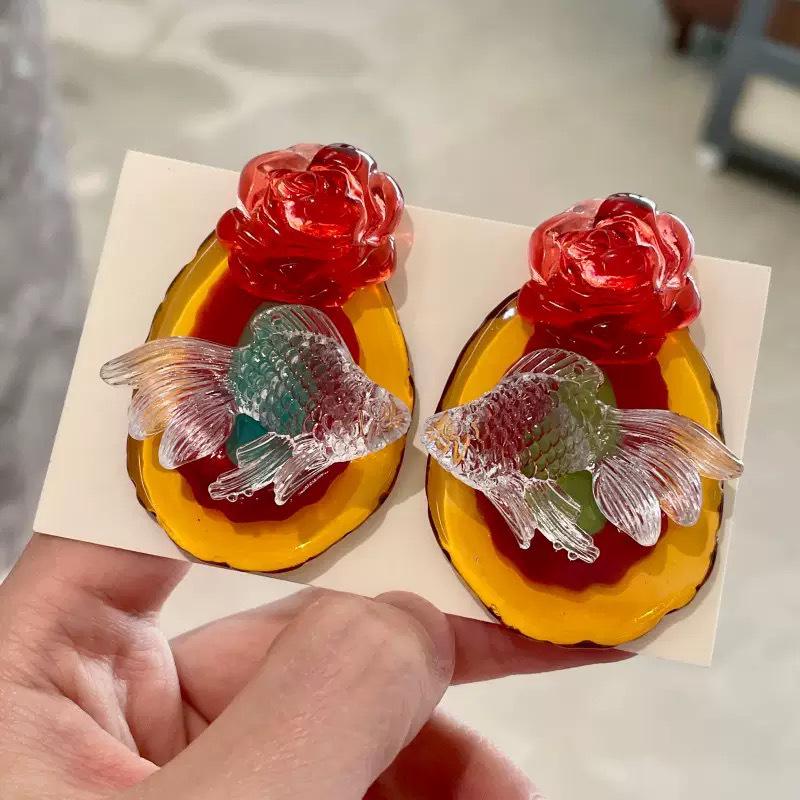 

Retro Chinese Style Bridal Earrings with Transparent Resin Flower & Goldfish Design – Elegant Wedding Accessories for Women