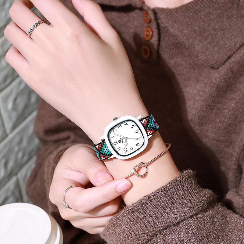 Damenuhr mit kleinem quadratischem Zifferblatt, ideal für Studentinnen; Nische Mori und Academy Style für einen klassischen Look.