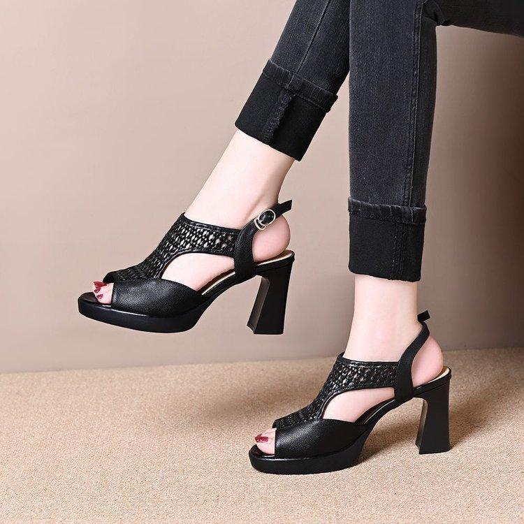 

Новая женская обувь, босоножки с открытым носком и высоким каблуком, модная обувь с вырезами на толстом каблуке 40 чёрный