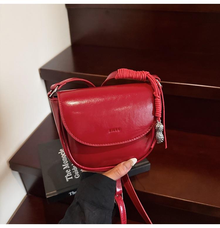 Niche design small bag women's bag 2025 new fashion spring and summer messenger bag high-end underarm saddle bag