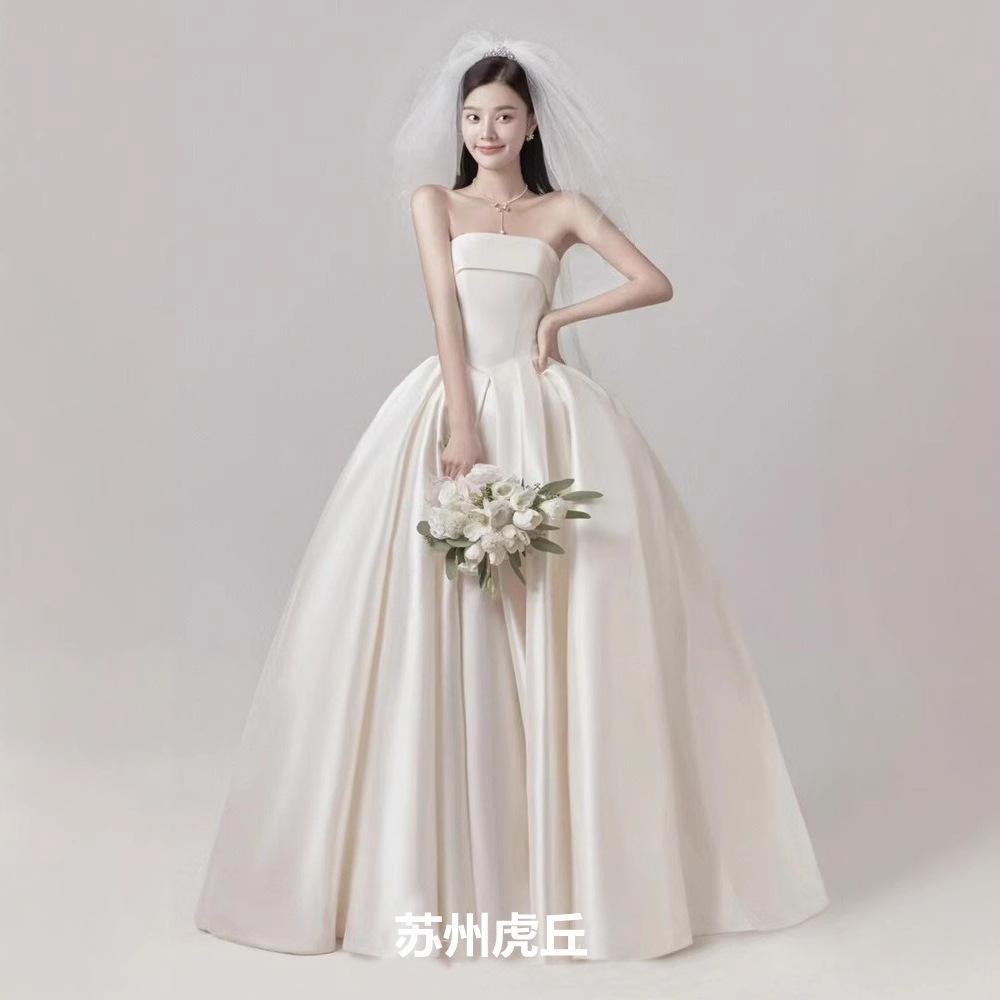 Nouvelle robe de mariée simple en satin blanc tube top pelouse française robe rétro courte