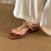 Koreanische einfache quadratische Zehen-Sandalen neue Retro-braune flache T-Sohle mit weicher Sohle vielseitige römische Schuhe