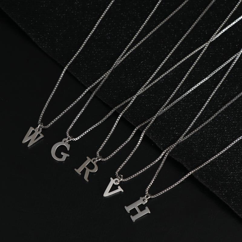 Naszyjniki z wisiorkami z literami A-Z Stal nierdzewna Prosty naszyjnik Stylowy Dla Kobiet Mężczyzn Codzienna biżuteria Prezenty